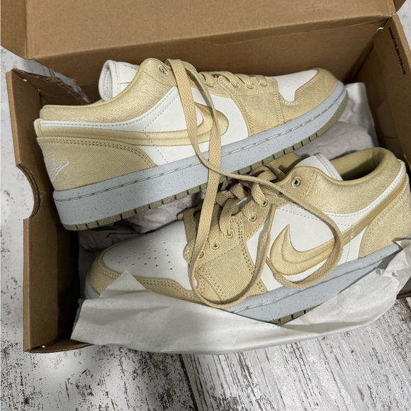 Brand New in box. Air Jordan 1 low women’s SE in Team Gold and Sail - Picture 4 of 6